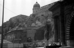 Magyarország, Budapest I., Clark Ádám tér az Alagút előtt, fenn a Budavári Palota (korábban Királyi Palota)., 1972, Gali, GAZ M21 Volga, GAZ 24 Volga, Budapest, Fortepan #128912