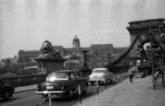 Magyarország, Budapest V.,Budapest I., a Széchenyi Lánchíd pesti hídfője a Budavári Palota (korábban Királyi Palota) felé nézve., 1972, Gali, GAZ M21 Volga, rendszám, Budapest, Fortepan #128914