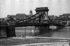 Magyarország, Budapest V.,Budapest I., a Széchenyi Lánchíd és a Budavári Palota (korábban Királyi Palota) a pesti alsó rakpartról nézve., 1972, Gali, Budapest, Fortepan #128915