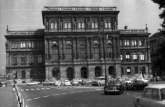 Magyarország, Budapest V., Széchenyi István (Roosevelt) tér, a Magyar Tudományos Akadémia épülete., 1976, Gali, Tatra 603, Mercedes W115, Budapest, Fortepan #128916