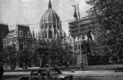 Magyarország, Budapest V., Kossuth Lajos tér, Parlament, jobbra Kossuth Lajos szobra (Kisfaludi Strobl Zsigmond, Kocsis András, Ungvári Lajos, 1952.)., 1972, Gali, országház, Budapest, Fortepan #128925