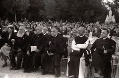 Magyarország, Budapest II., Máriaremete, ünnepi szertartás a Kisboldogasszony-templom kertjében. Háttérben a Szent István kút., 1938, Gali, pap, reverenda, szerzetes, Budapest, ciszterci rend, Fortepan #128927