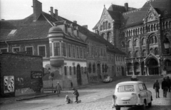 Magyarország, budai Vár, Budapest I., a Bécsi kapu tér a Fortuna utcából nézve, balra a Kard utca, szemben a Magyar Országos Levéltár épülete., 1963, Gali, roller, középület, automobil, rendszám, neoromán építészet, Budapest, országjelzés, Pecz Samu-terv, Fortepan #128930