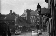 Magyarország, budai Vár, Budapest I., a Bécsi kapu tér a Fortuna utcából nézve, balra a Kard utca, szemben a Magyar Országos Levéltár épülete., 1967, Gali, mentőautó, középület, Trabant 500, Wartburg 311/312, neoromán építészet, Budapest, Pecz Samu-terv, Fortepan #128931