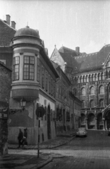 Magyarország, budai Vár, Budapest I., a Bécsi kapu tér a Fortuna utcából nézve, balra a Kard utca, szemben a Magyar Országos Levéltár épülete., 1963, Gali, neoromán építészet, Budapest, Pecz Samu-terv, Fortepan #128932