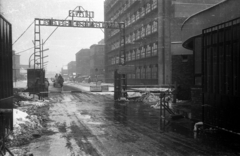 Magyarország, Budapest X., Keresztúri út 30-38., az Egyesült Gyógyszer és Tápszergyár, ma Egis Gyógyszergyár főkapuja., 1971, Gali, Budapest, Fortepan #128942