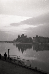 Magyarország, Budapest V.,Budapest I., budai alsó rakpart a Parlament felé nézve., 1939, Gali, víztükör, Budapest, Fortepan #128956