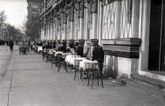 Magyarország, Budapest V., Dunakorzó. Az Első Magyar Általános Biztosító Társaság székházának földszintjén működő Negresco kávéház terasza. A háttérben a Vigadó tér túloldalán a Thonet udvar épülete., 1940, Gali, vendéglátás, utcakép, életkép, Budapest, Fortepan #128966