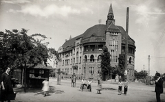 Magyarország, Budapest XIX., Wekerletelep, Hungária út - Ady Endre út (Sárkány utca) sarok, rendőrlaktanya (később rendőrkapitányság)., 1928, Gali, szecesszió, címer, újságárus, rendőrség, Budapest, Art Nouveau, Lajos Schodits-terv, Eberling Béla-terv, Fortepan #128990