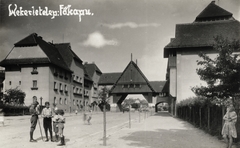 Magyarország, Budapest XIX., Wekerletelep, Hungária út szemben a Zrumeczky-kapu, mögötte a Kós Károly (Fő) tér., 1928, Gali, kapu, kapualj, ácsolat, Budapest, Zrumeczky Dezső-terv, Fortepan #128992