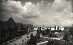 Magyarország, Budapest XIX., Wekerletelep, Kós Károly (Fő) tér, balra a Zrumeczky-kapu. Szemben a Mészáros Lőrinc utca (Kálmán király út) és a Pannónia út közötti épülettömb., 1928, Gali, Budapest, Kós Károly-terv, Zrumeczky Dezső-terv, Fortepan #128997