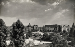 Magyarország, Budapest XIX., Wekerletelep, Kós Károly (Fő) tér, balra a Kós-kapu. Szemben a Mészáros Lőrinc utca (Kálmán király út), ettől jobbra a Pannónia út közötti épülettömb., 1928, Gali, Budapest, Kós Károly-terv, Fortepan #128998