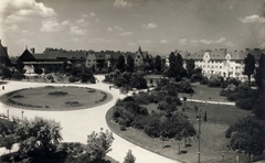 Magyarország, Budapest XIX., Wekerletelep, Kós Károly (Fő) tér, szemben a Zrumeczky-kapu és a Mészáros Lőrinc utca (Kálmán király út) közötti háztömb., 1928, Gali, Budapest, Kós Károly-terv, Zrumeczky Dezső-terv, Fortepan #128999