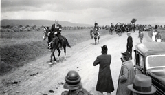 Románia,Erdély, Észak-Erdély. A felvétel a magyar csapatok bevonulása idején készült., 1940, Hajdu Fedő Károly, rohamsisak, virágdíszítés, bevonulás, lovas, Fortepan #129071