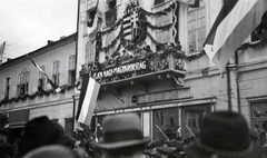 Románia,Erdély, Sepsiszentgyörgy, Szabadság tér, szemben a Városháza. A felvétel a magyar csapatok bevonulása idején, 1940. szeptember 12-én készült., 1940, Hajdu Fedő Károly, címer, virágdíszítés, Fortepan #129079