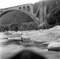 Ukrajna, Jaremcse, felrobbantott viadukt a Prut folyó felett., 1941, Hajdu Fedő Károly, második világháború, hídroncs, ideiglenes híd, Fortepan #129103