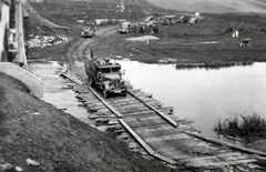 Ukrajna, Szkala-Podilszka, ideiglenes átkelő a Zbrucs folyó felrobbantott hídja mellett., 1941, Hajdu Fedő Károly, teherautó, második világháború, 39M Ford-Marmon-Herrington, ideiglenes híd, keleti front, Fortepan #129106