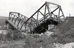 Ukrajna, Szkala-Podilszka, a Zbrucs folyó felrobbantott hídja., 1941, Hajdu Fedő Károly, keleti front, második világháború, hídroncs, rácsos tartó, Fortepan #129114