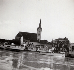 Ausztria, Ybbs an der Donau, Franz Schubert gőzös a Dunán, mögötte a Szent Lőrinc-templom (Pfarrkirche St. Lorenz)., 1940, Heinzely Béla, Fortepan #129163