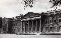 Hungary, Fót, Gyermekváros, Károlyi-kastély., 1951, Heinzely Béla, slogan, Red Star, colonnade, castle, pediment, Fortepan #129164