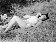 1958, Szent-tamási Mihály, sunbathe, lady, Népszabadság newspaper, lying on the back, Fortepan #12917