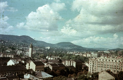 Magyarország, budai Vár, Budapest I.,Budapest XII., kilátás az Esztergomi rondelláról a Városmajor felé. A Jézus Szíve-templom tornya hátterében a János-hegy. Előtérben a Krisztina körút házai, jobbra a Postapalota., 1955, Heinzely Béla, színes, Budapest, Fortepan #129210