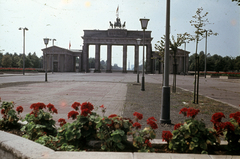 Németország, Berlin, Kelet-Berlin, a Brandenburgi kapu az Unter den Linden felől nézve., 1972, Heinzely Béla, színes, NDK, Berlini fal, Kelet-Berlin, Nyugat-Berlin, Fortepan #129221