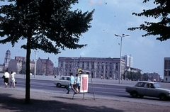 Németország, Berlin, Kelet-Berlin, Múzeum-sziget, Schlossplatz a Lustgarten felől nézve, szemben középen a Neuer Marstall., 1972, Heinzely Béla, NDK, Fortepan #129236