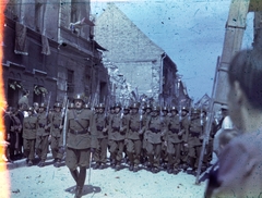 Magyarország, budai Vár, Budapest I., Úri utca a Szentháromság utca felé nézve, balra az Úri utca 8. számú ház., 1948, Heinzely Béla, színes, rohamsisak, kard, csizma, puska, Budapest, katona, Fortepan #129239