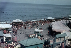 Russia, Szochi, a Riviéra strand., 1957, Heinzely Béla, Soviet Union, colorful, sunshades, Cyrillic alphabet, Fortepan #129243