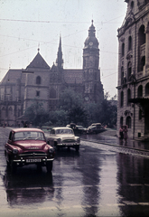 Slovakia, Košice, Fő tér (Hlavné namestie), jobbra az Állami Színház, szemben a Szent Erzsébet-főszékesegyház (Dóm), előtte az Orbán-torony., 1959, Heinzely Béla, Czechoslovakia, national theater, Skoda-brand, Catholic Church, gothic, automobile, Cathedral, Adolf Láng-design, bell tower, Neo-Baroque-style, Martin Lindtner-design, Fortepan #129248