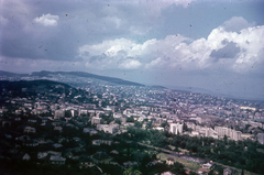 Hungary, Budapest XII., Buda látképe a Sas-hegyről. Előtérben a Németvölgyi temető (a mai Gesztenyés kert), mögötte a Magyar Optikai Művek (MOM) épületei, ezektől balra a kupolás épület a Magyar Optikai Művek (MOM) Művelődési háza., 1959, Heinzely Béla, Budapest, Fortepan #129249