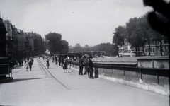 Franciaország, Párizs, Quai des Grands Augustins, könyvárusok (bouquiniste) a Szajna-partján. Szemben a Pont Neuf, jobbra a Cité-sziget., 1929, Horváth Miklós dr, Fortepan #129264