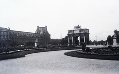 Franciaország, Párizs, Place du Carrousel, balra a Louvre szemben a Carrousel-diadalív., 1929, Horváth Miklós dr, diadalív, Korinthoszi oszlop, Charles Percier-terv, Pierre-François-Léonard Fontaine-terv, Fortepan #129269