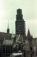 Magyarország, budai Vár, Budapest I., a Mátyás-templom és a lerombolt egykori jezsuita kollégium épülete., 1957, Horváth Miklós dr, Budapest, színes, állvány, Fortepan #129328