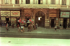 Magyarország, Budapest V., Kossuth Lajos utca a 6-os szám I. emeletéről nézve, szemben a 3. számú épület., 1955, Horváth Miklós dr, Budapest, színes, léggömb, üzletportál, cégtábla, Fortepan #129341