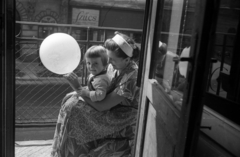 Magyarország, Budapest V., a Kossuth Lajos utca a 6-os számú ház első emeleti erkélye., 1955, Horváth Miklós dr, Budapest, kislány, léggömb, ölben ül, Fortepan #129345