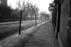 Magyarország, Budapest VIII., Delej utca az Üllői út felé nézve. Balra a Nagyvárad téri református templom, jobbra a Heim Pál Gyermekkórház kerítése., 1968, Horváth Miklós dr, Budapest, Fortepan #129365