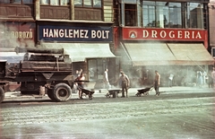 Magyarország, Budapest V., Kossuth Lajos utca a Szép utcától nézve., 1954, Horváth Miklós dr, hanglemez, Budapest, színes, napellenző, drogéria, talicska, aszfaltozás, Fortepan #129380