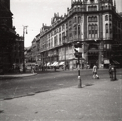 Magyarország, Budapest V., Ferenciek tere (Felszabadulás tér) a Belvárosi Ferencesek temploma elöl a Kígyó utca felé nézve., 1953, Horváth Miklós dr, járókelő, utcakép, életkép, jelzőlámpa, villamos, lámpaoszlop, postaláda, Ganz TM, Budapest, Fortepan #129399