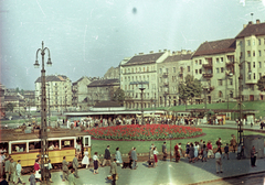 Magyarország, Budapest I.,Budapest II., Széll Kálmán (Moszkva) tér, szemben a Vérmező út házsora., 1955, Horváth Miklós dr, színes, járókelő, utcakép, életkép, villamos, lámpaoszlop, Budapest, Fortepan #129401