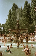 Magyarország, Margitsziget, Budapest, Palatinus Strandfürdő., 1953, Horváth Miklós dr, medence, fürdőruha, színes, szökőkút, életkép, úszógumi, Fortepan #129404