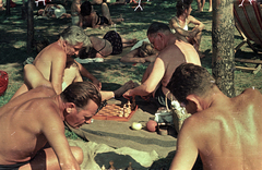 Magyarország, Margitsziget, Budapest, Palatinus Strandfürdő., 1953, Horváth Miklós dr, strand, fürdőruha, színes, sakk, pléd, Fortepan #129410