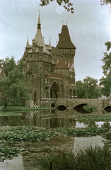 Magyarország, Városliget, Budapest XIV., Városligeti-tó, háttérben Vajdahunyad vára., 1953, Horváth Miklós dr, Budapest, tó, épített örökség, műemlék, kőhíd, Fortepan #129412