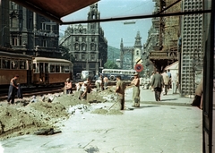 Magyarország, Budapest V., Kossuth Lajos utca a Városház utca saroktól a Ferenciek tere (Felszabadulás tér) felé nézve., 1955, Horváth Miklós dr, színes, autóbusz, építkezés, villamos, villamos pótkocsi, Budapest, Fortepan #129422