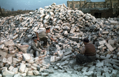 Hungary, Budapest XI., bontott tégla tisztítása a Budaörsi út - Fehérló utca közötti területen, háttérben a Pamuttextilművek (később Dorottya udvar) épülete., 1959, Horváth Miklós dr, Budapest, Fortepan #129432