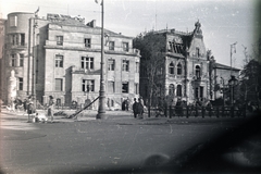 Magyarország, Budapest VI., az Andrássy út torkolata a Hősök terénél, bal oldalon az egykori jugoszláv követség romos épülete., 1945, Horváth Miklós dr, Budapest, háborús kár, épületkár, lejáró, földalatti, járókelő, lámpaoszlop, Fortepan #129442