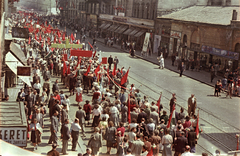 Magyarország, Budapest V., Kossuth Lajos utca a 6-os szám I. emeletéről nézve, május 1-i felvonulók., 1955, Horváth Miklós dr, Budapest, színes, felvonulás, Fortepan #129448