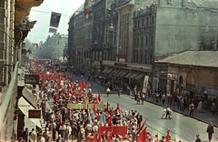 Magyarország, Budapest V., Kossuth Lajos utca a 6-os szám I. emeletéről nézve, május 1-i felvonulók., 1955, Horváth Miklós dr, Budapest, színes, Fortepan #129449