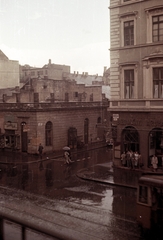 Magyarország, Budapest V., Kossuth Lajos utca a 6-os szám I. emeletéről nézve, szemben a Szép utca., 1956, Horváth Miklós dr, színes, Budapest, útkereszteződés, utcanévtábla, eső, Bizományi Áruház Vállalat, Fortepan #129460